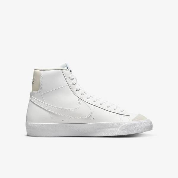 Nike Blazer Mid 77 Older Otroci Košarkaški Copati Bela / Svetloba Rjav / Bela | NK089HBF