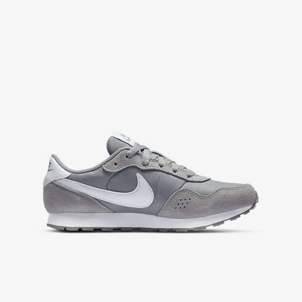 Nike MD Valiant Older Otroci Superge Siva / Bela | NK698ICO